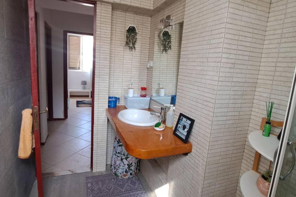Mendes Family Homestay - B&B In The Heart Of Praia Bagian luar foto