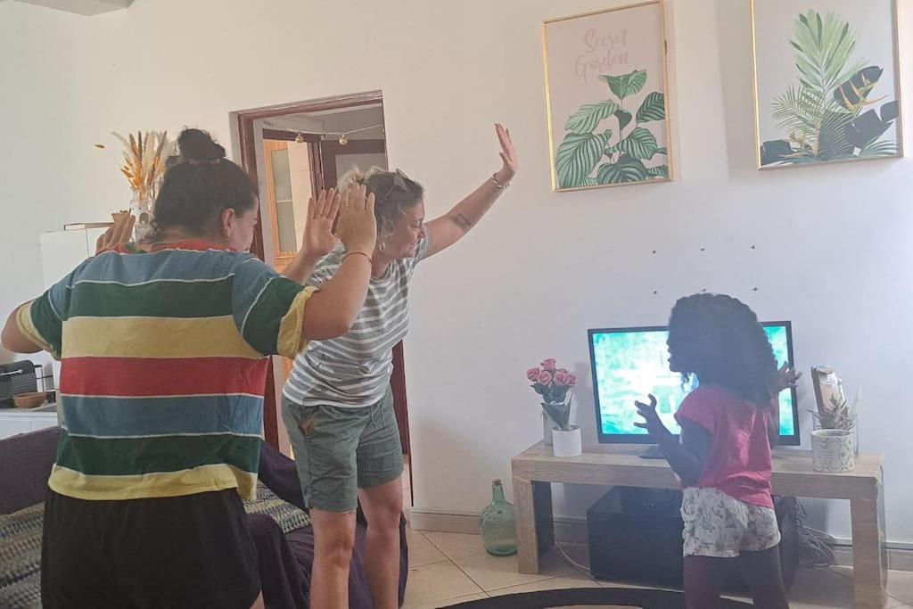 Mendes Family Homestay - B&B In The Heart Of Praia Bagian luar foto